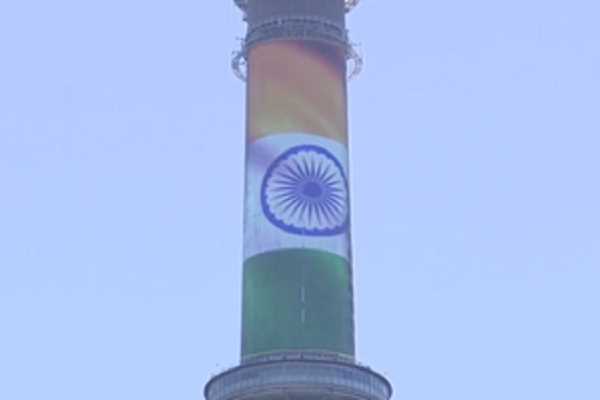 प्रधानमंत्री मोदी की यात्रा के सम्मान में मॉस्को का ओस्टैंकिनो टॉवर भारतीय तिरंगे रंग में जगमगा उठा